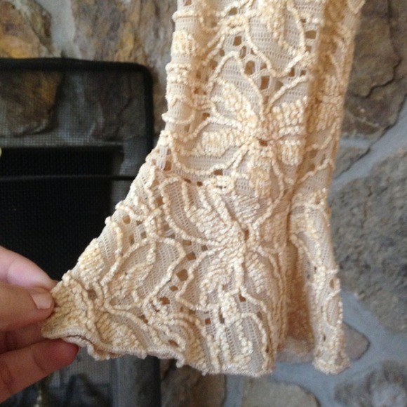 Dress Barn Tan flower design top - Picture 3 of 4